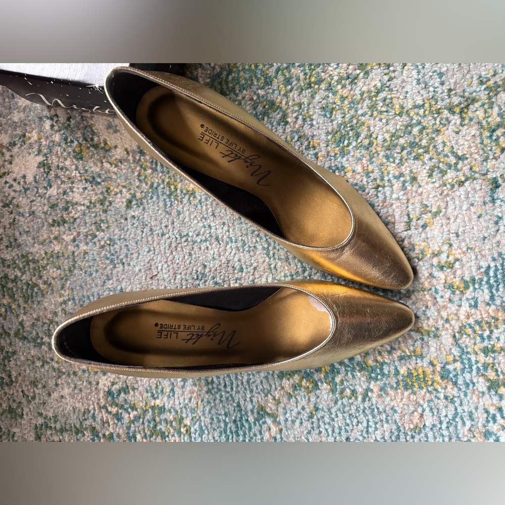 Vintage NOS Night Life by Life Stride gold metallic dress pumps, size 10M - Picture 6 of 15